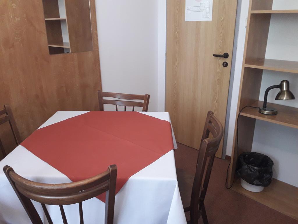 Hostel Sokol Troja Прага Екстериор снимка